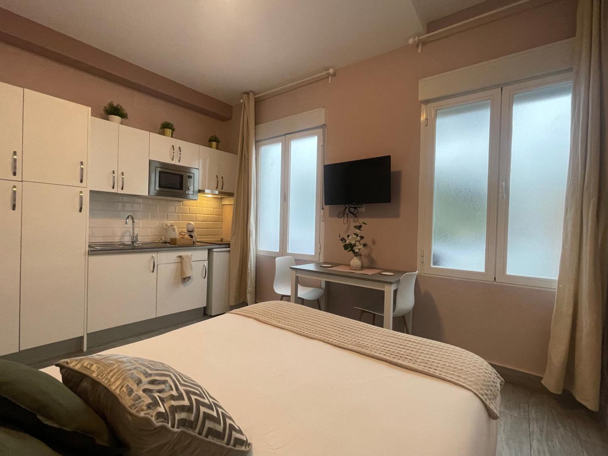 La Pequena Puerta Del Sol Aparthotel มาดริด ภายนอก รูปภาพ